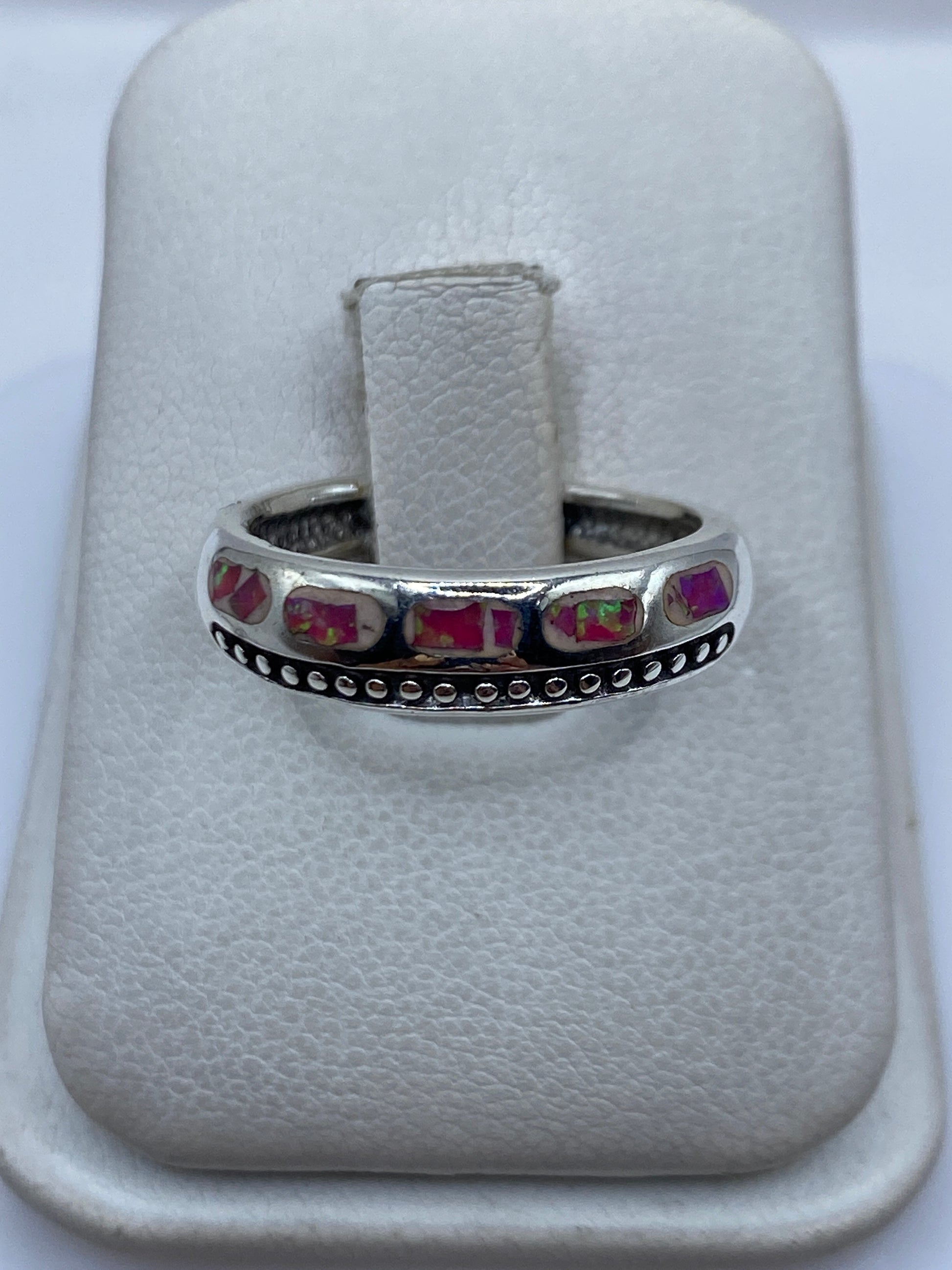 Anillo de plata .950 con ópalo de fuego rosa en caja de presentación