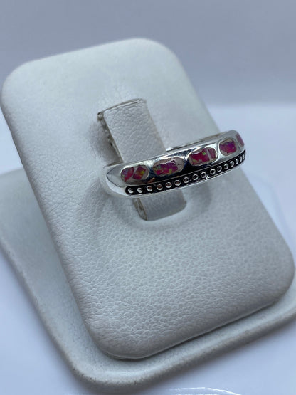 Detalle del engaste a mano del ópalo de fuego rosa en plata .950