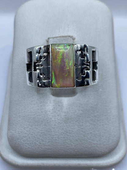 Anillo de plata .950 prehispánico con ópalo de fuego iridiscente en vista frontal