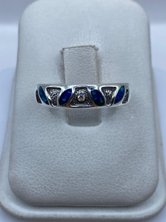 Anillo de plata .950 con ópalo de fuego azul en estuche blanco, vista frontal
