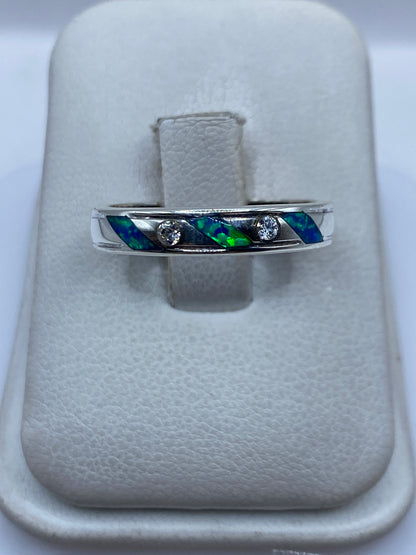 Anillo minimalista de plata .950 con Ópalo de Fuego azul sobre fondo blanco