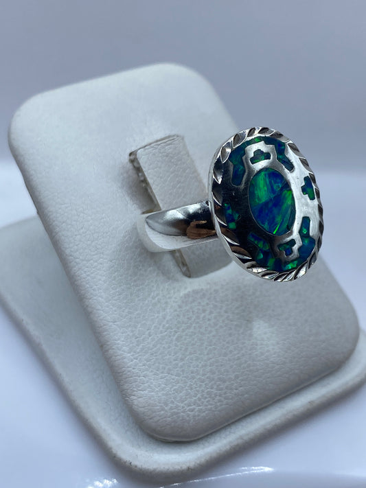 Ópalo de fuego azul engastado en plata, detalle del juego de colores y la iridiscencia