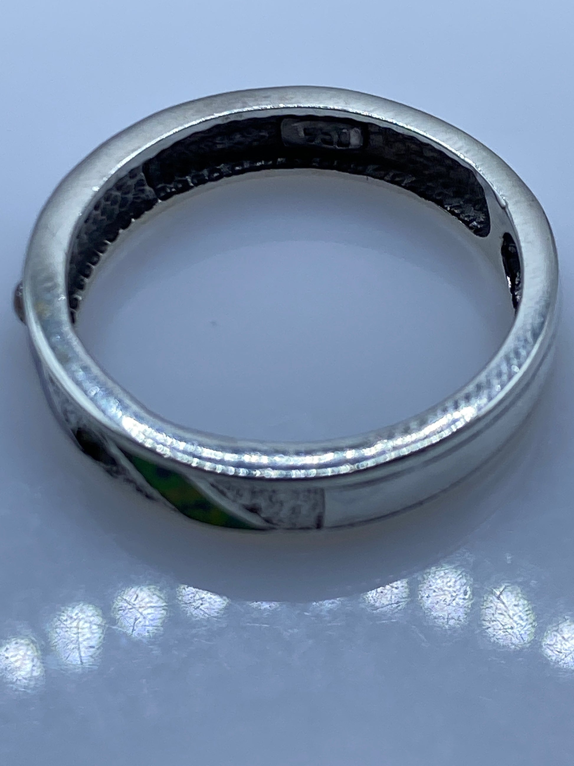Detalle del reverso del anillo mostrando la marca de Quinto .950