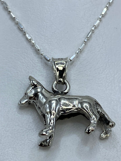 Perro minimalista en plata .925 visto de lado mostrando los detalles de la fundición