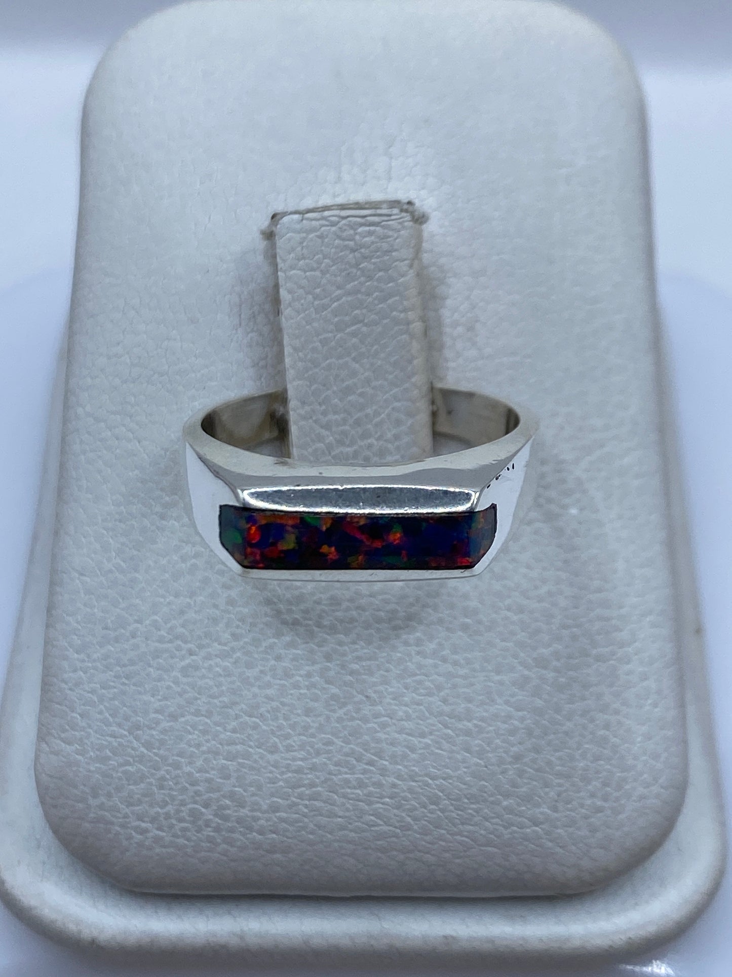 Anillo de plata .925 con ópalo de fuego multicolor en talla 6, mostrando el engaste frontal