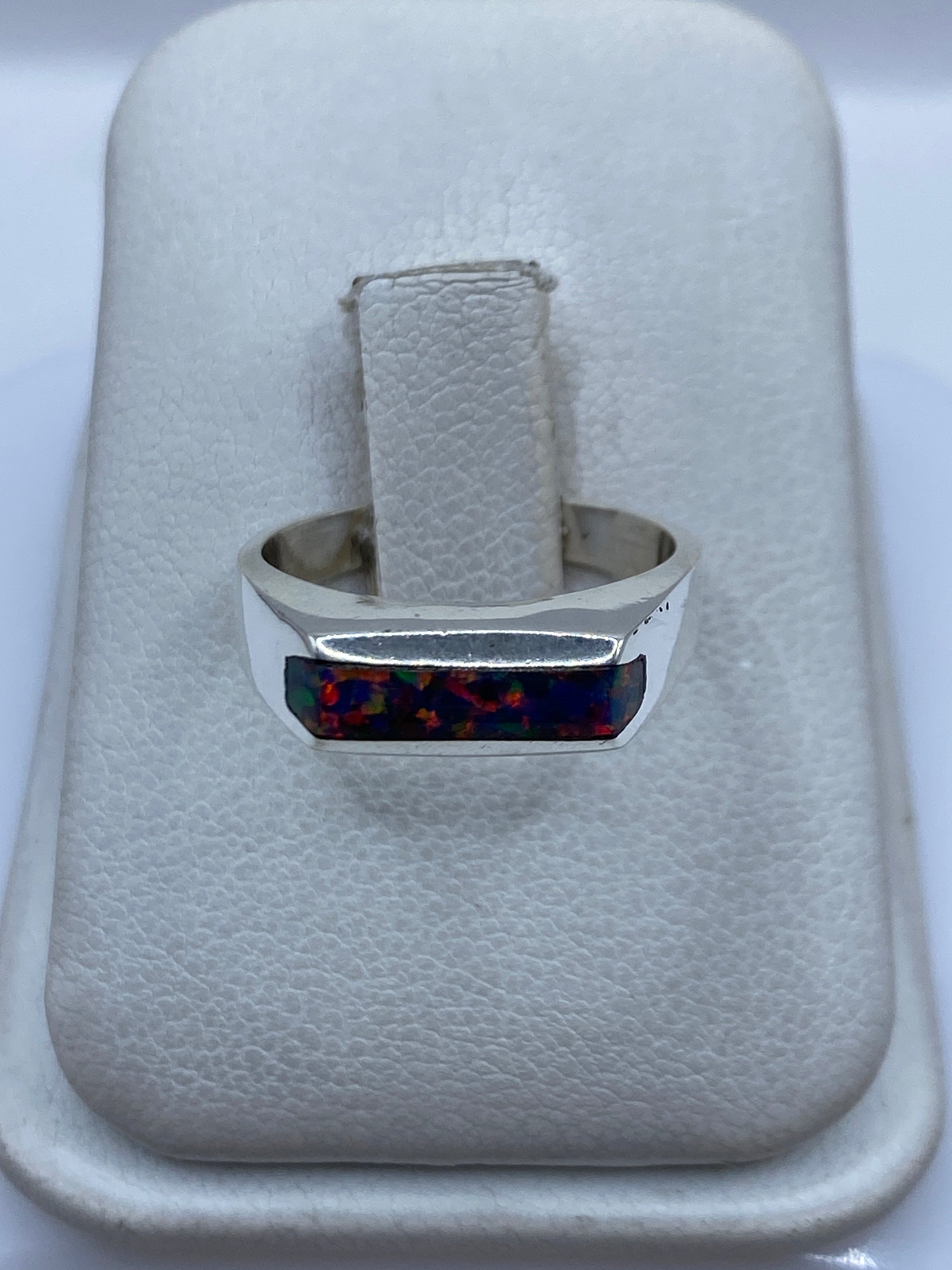 Anillo de plata .925 con ópalo de fuego multicolor en talla 6, mostrando el engaste frontal