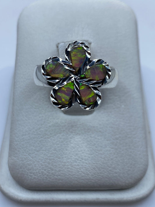 Anillo de plata .950 con cinco pétalos de ópalo de fuego, colores verde, amarillo y púrpura en la palma de la mano