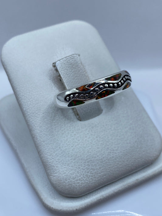 Anillo en plata .950 con ópalo de fuego, mostrando los destellos rojo y verde de la piedra