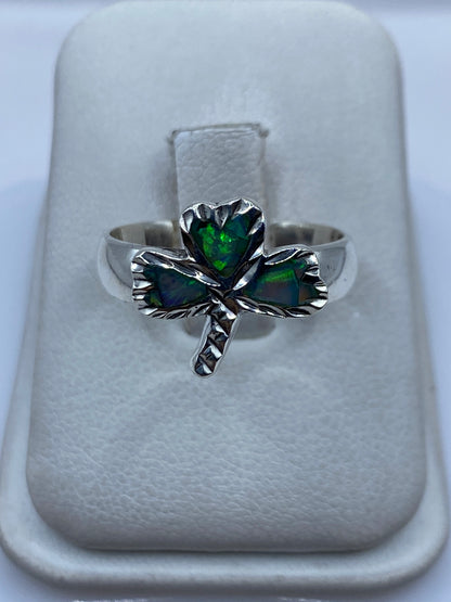 Anillo de plata .950 con diseño floral y ópalo de fuego iridiscente en verde y azul