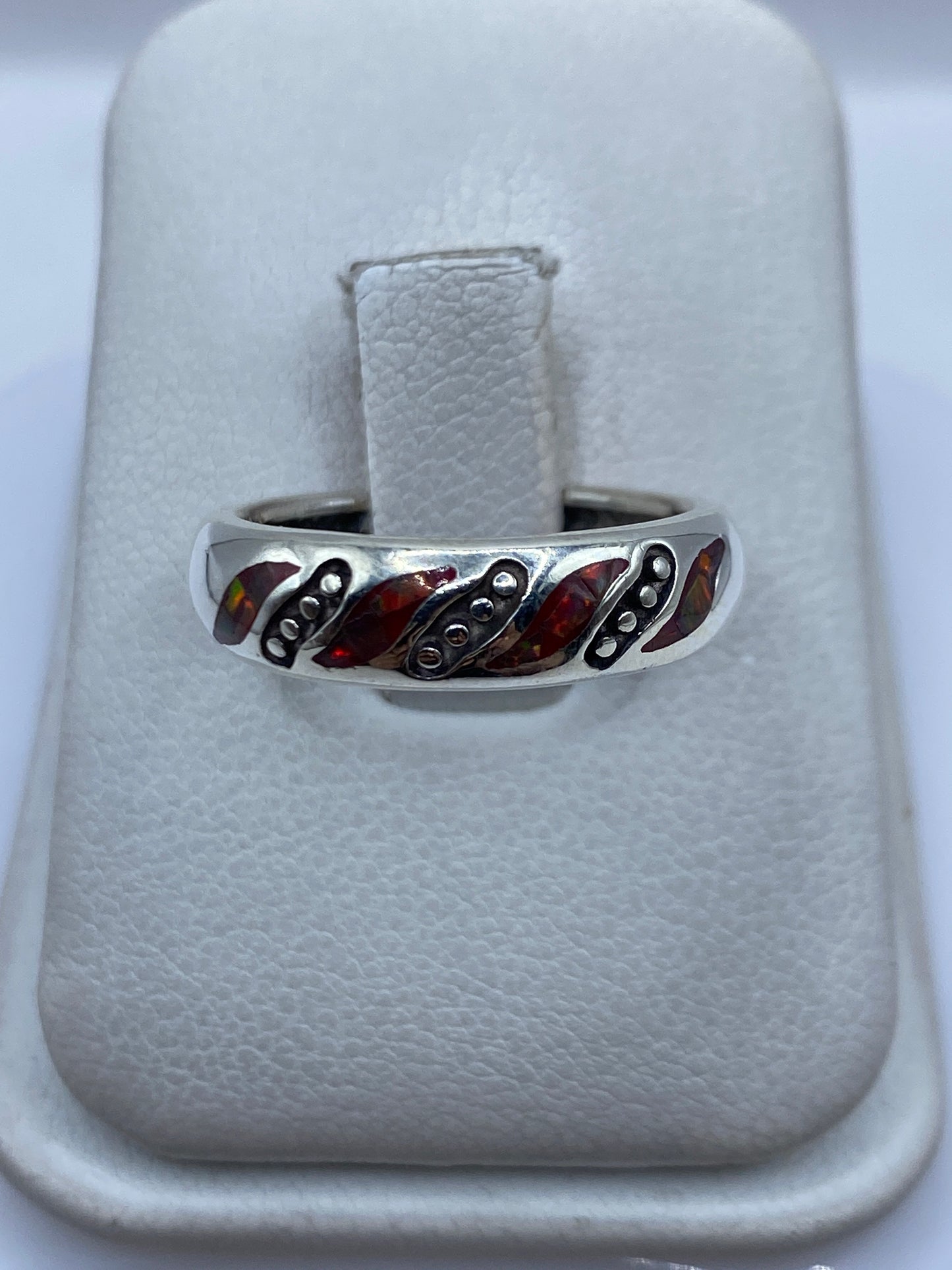 Anillo de plata .950 con ópalo de fuego iridiscente mostrando colores naranja, rojo y verde