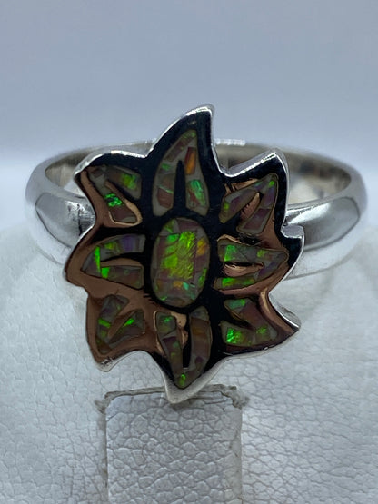 Detalle del ópalo de fuego con reflejos verdes, rojos y amarillos