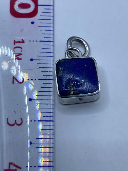 Reverso del dije exhibiendo el Quinto 950 grabado en la plata