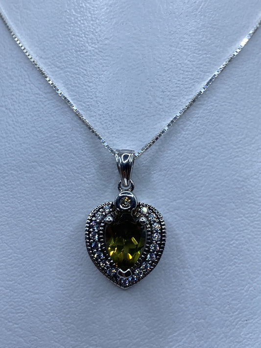 Dije corazón de plata .925 con circonia amarillo verdoso en cadena de plata