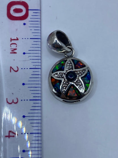 Dije sobre fondo blanco mostrando el Quinto .950 grabado