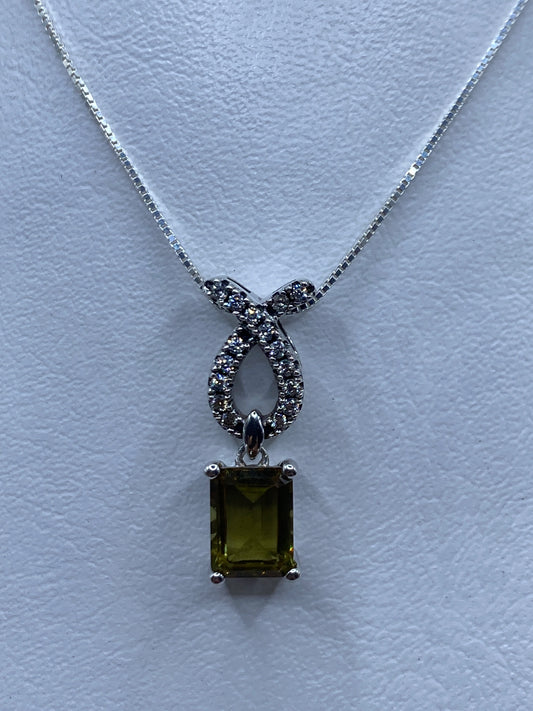 Dije de plata con lazo filigranado y circonia rectangular brillante, colgado en cadena de plata