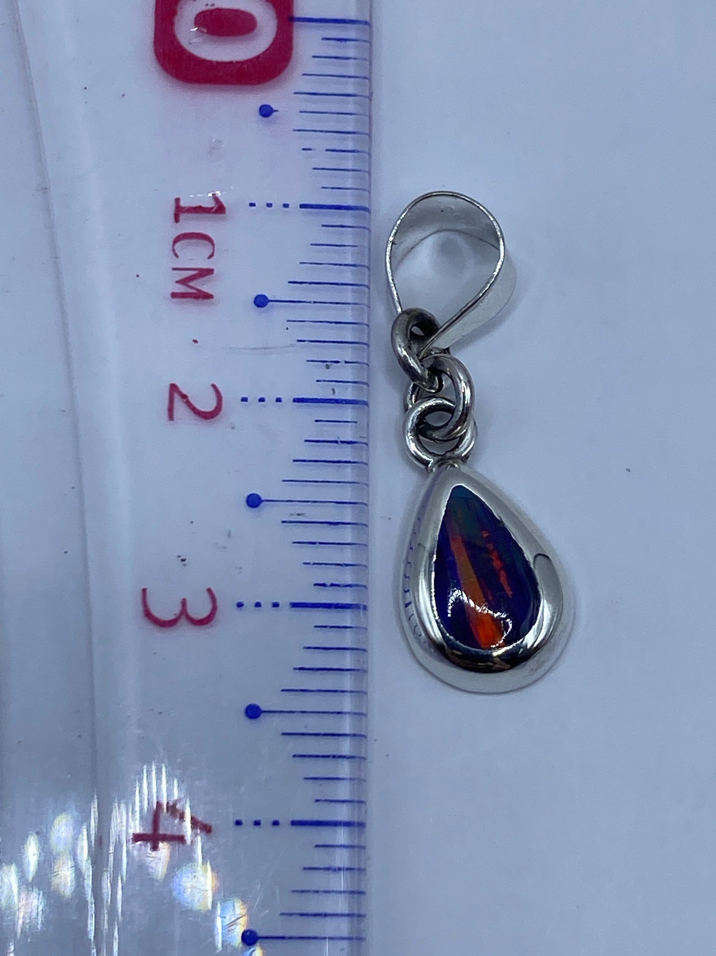 Reverso del dije de plata .950 con Quinto grabado