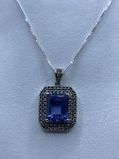 Dije de plata .925 con circonia lavanda en marco cuadrado art-déco colgado de cadena fina