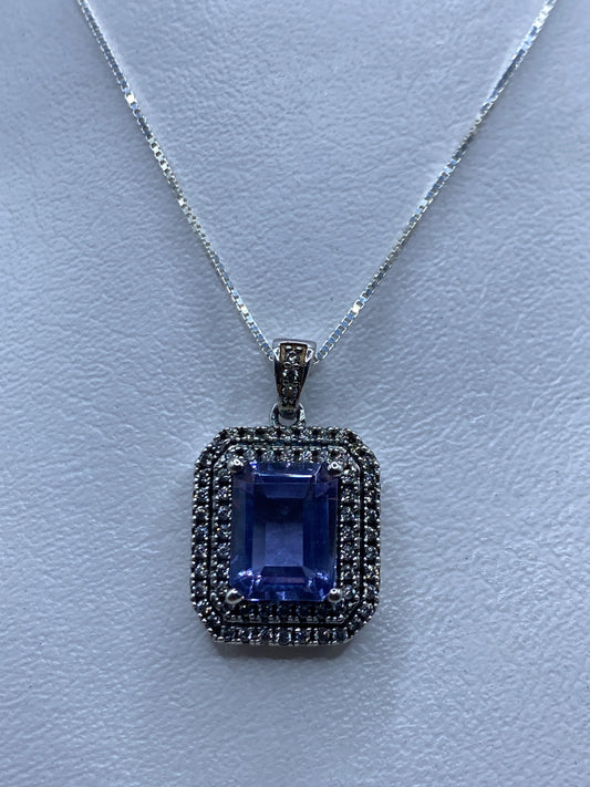 Dije de plata .925 con circonia lavanda en marco cuadrado art-déco colgado de cadena fina