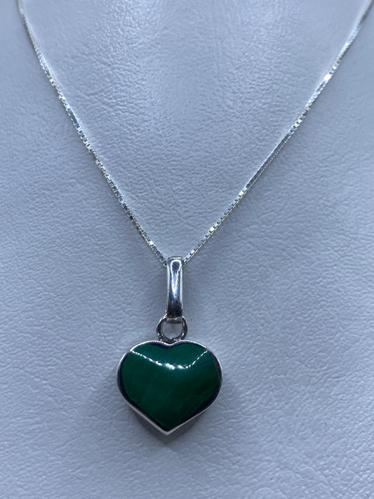 Dije corazón de malaquita verde en plata .925 colgando de cadena fina