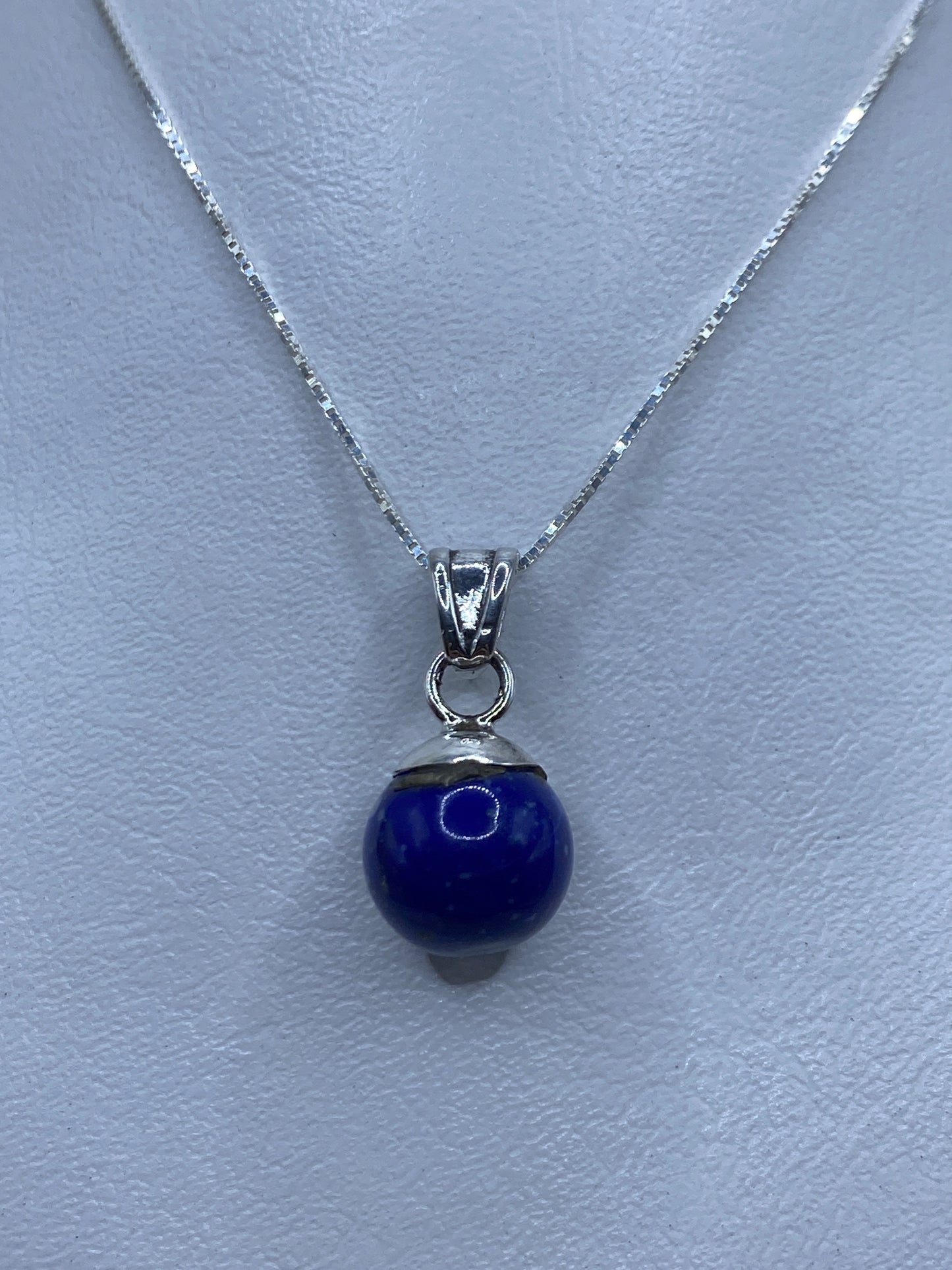 Dije de plata con piedra azul en cadena de plata .925