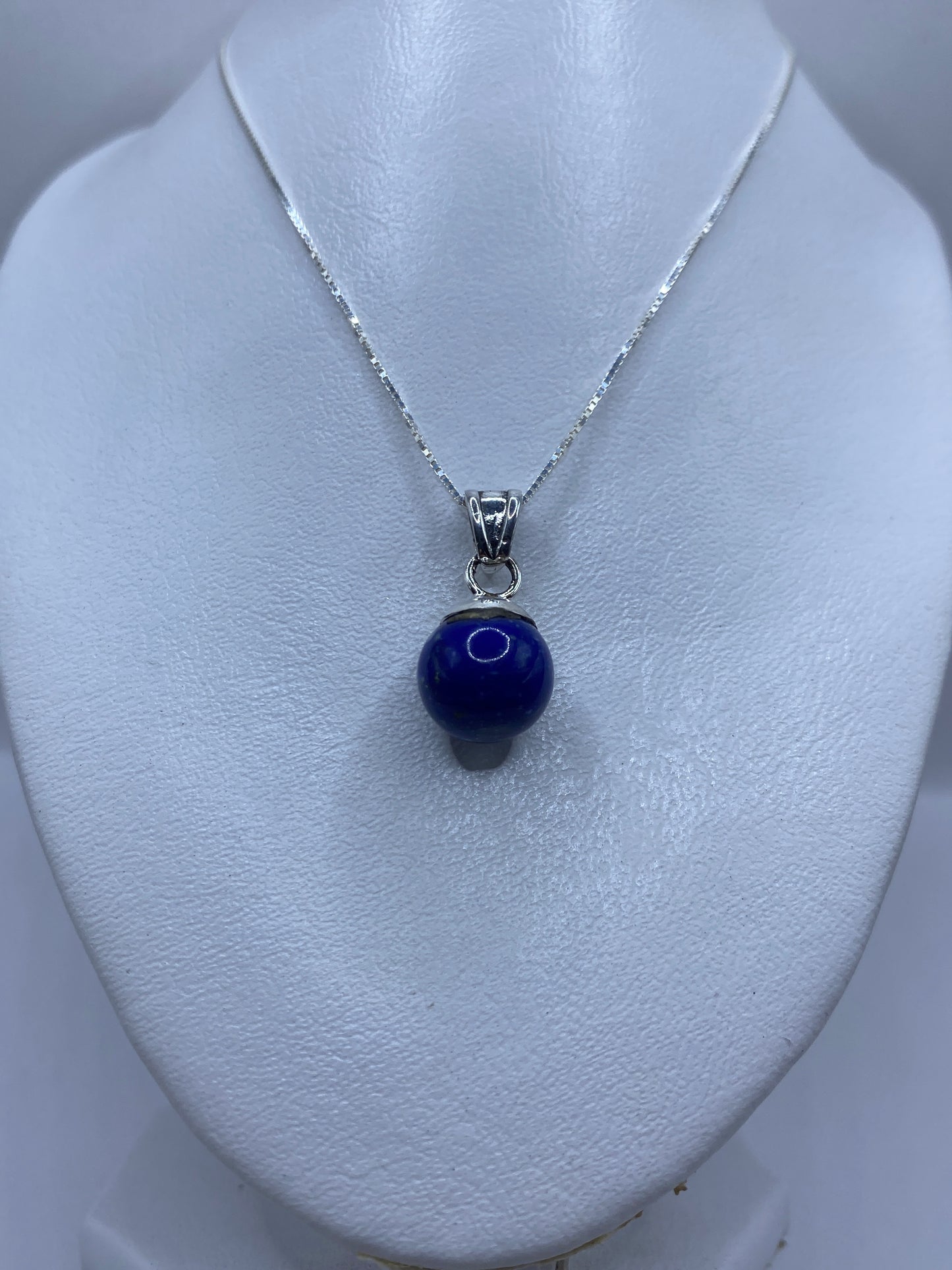 Detalle de la piedra azul engastada en plata