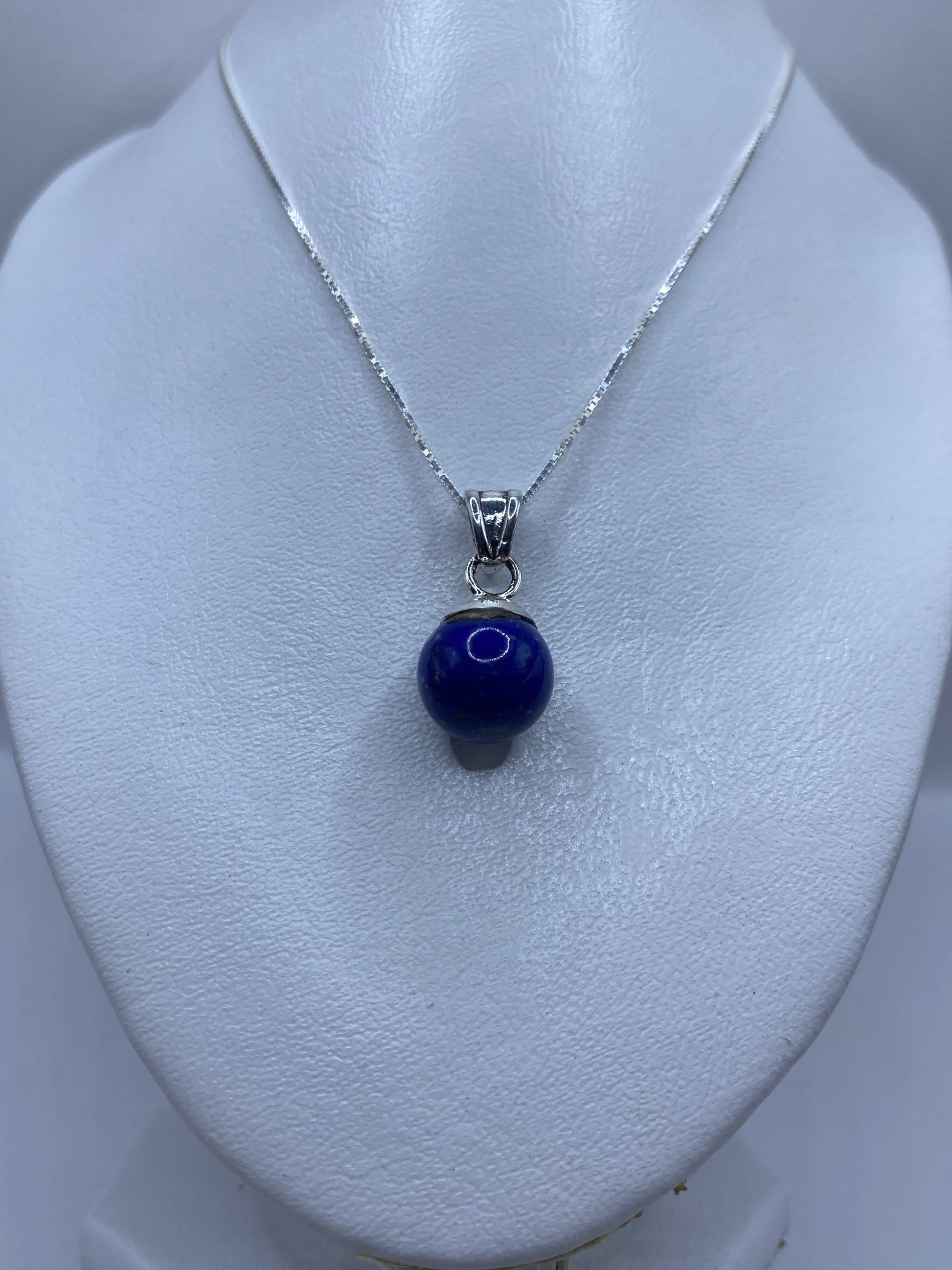 Detalle de la piedra azul engastada en plata