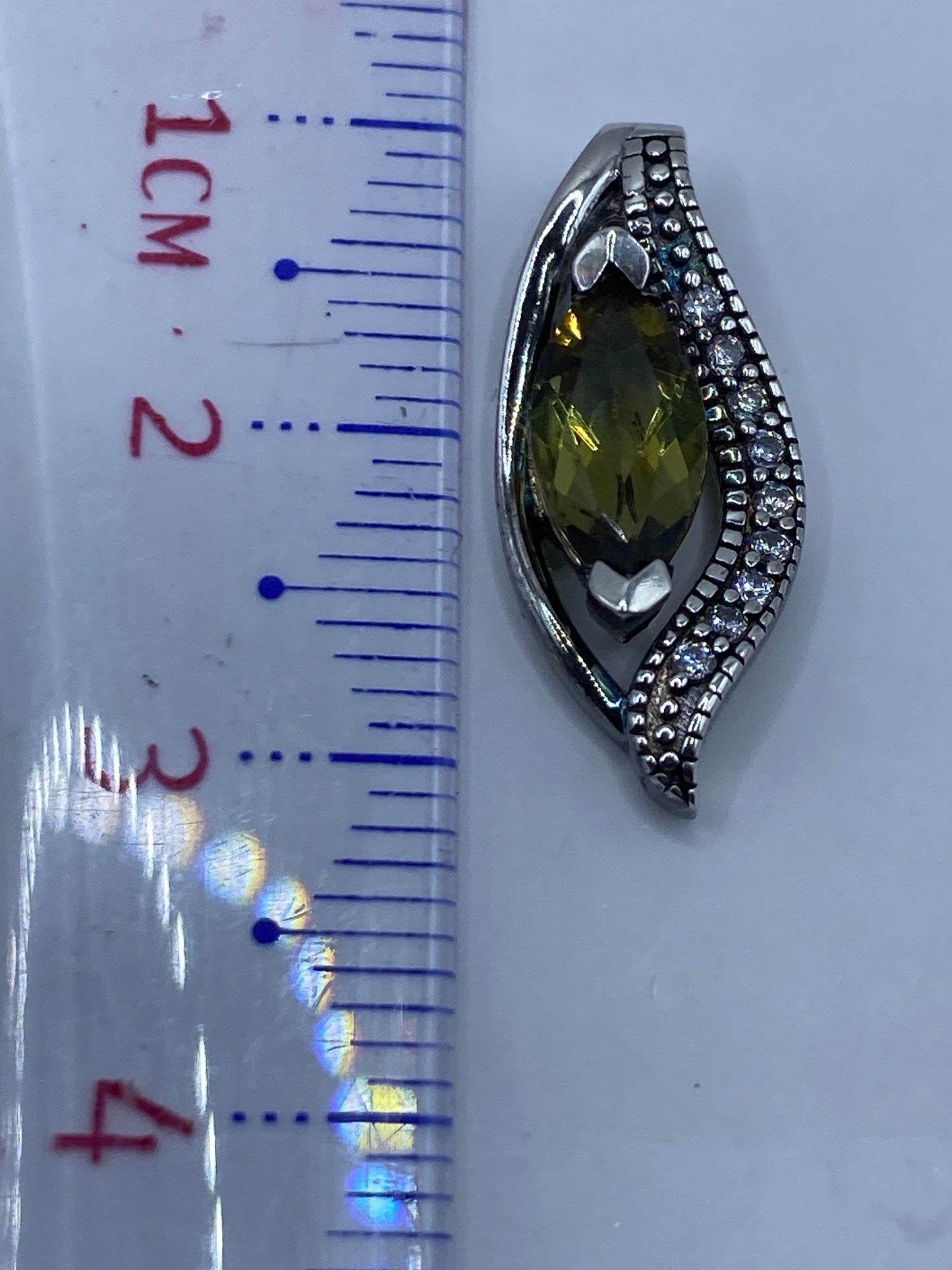 Medidas del dije — aproximadamente 2 cm de largo sin cadena