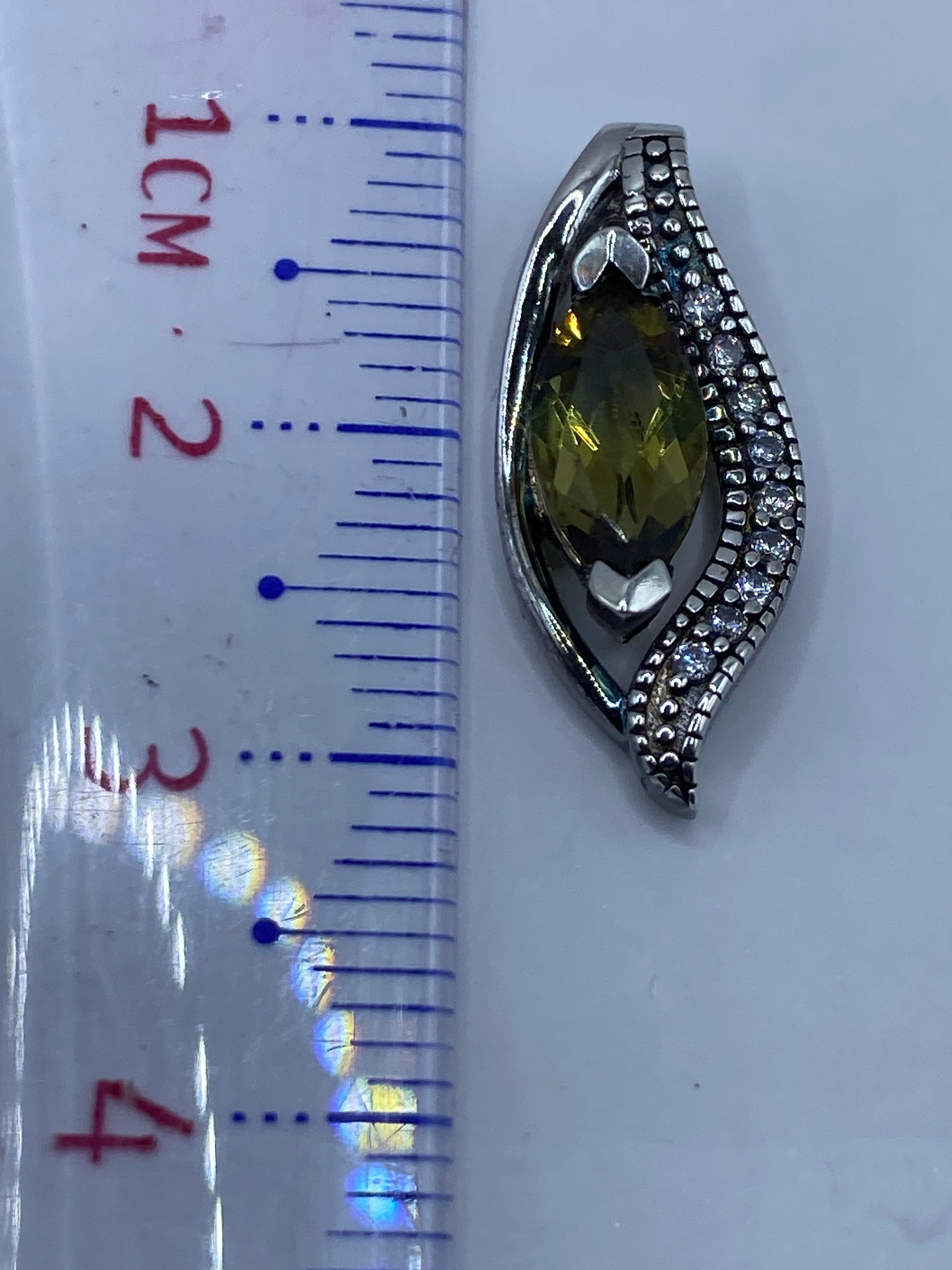 Medidas del dije — aproximadamente 2 cm de largo sin cadena