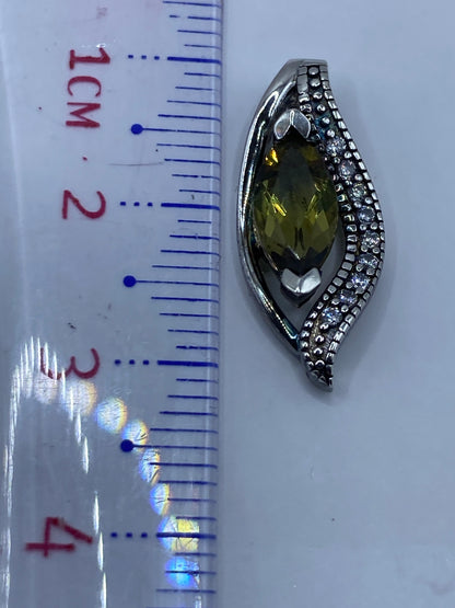 Medidas del dije — aproximadamente 2 cm de largo sin cadena