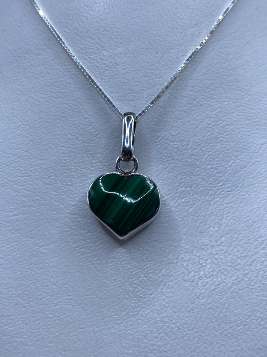Dije de plata corazón con malaquita verde engastada en forma natural