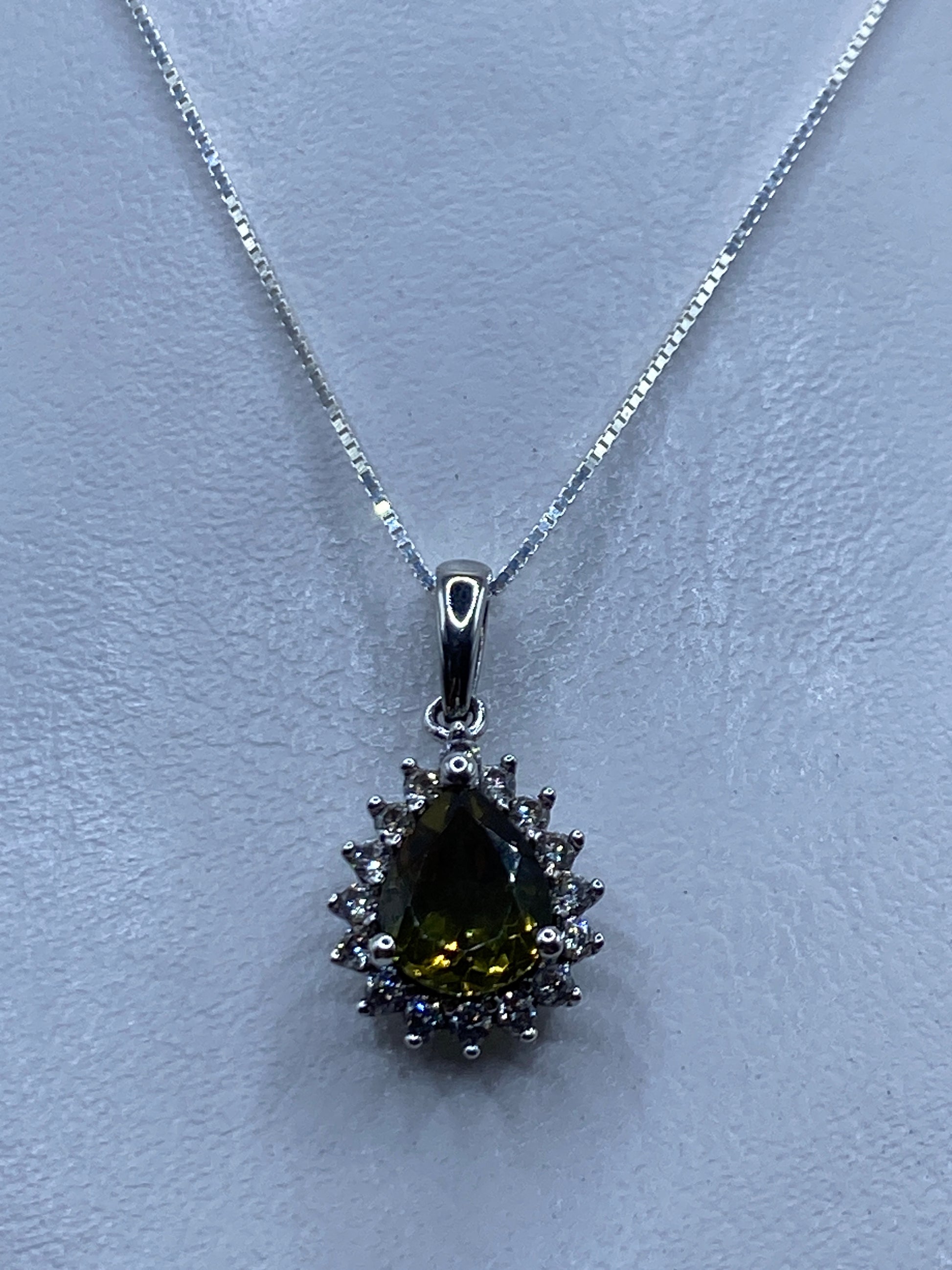 Dije de plata .925 con circonia verde olivo en halo radiante sobre cadena