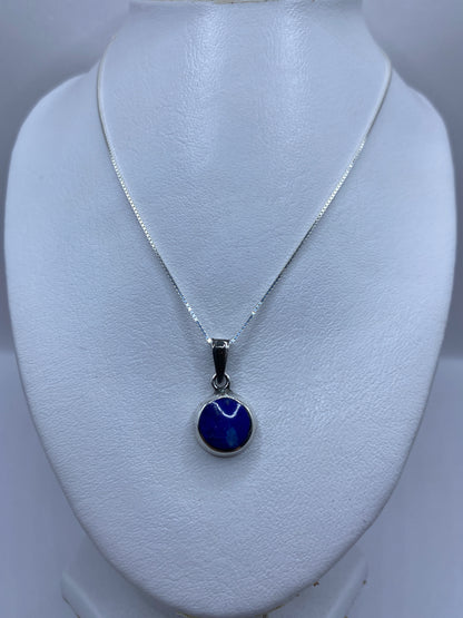 Dije de plata .925 con piedra azul en modelo blanco, detalle frontal del engaste