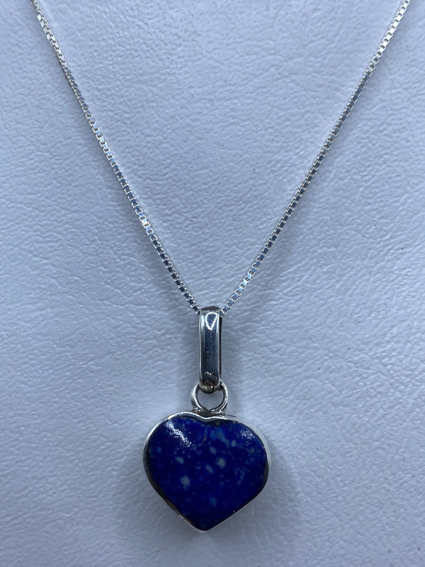 Dije de plata con malaquita verde natural engastada, sobre cadena de plata