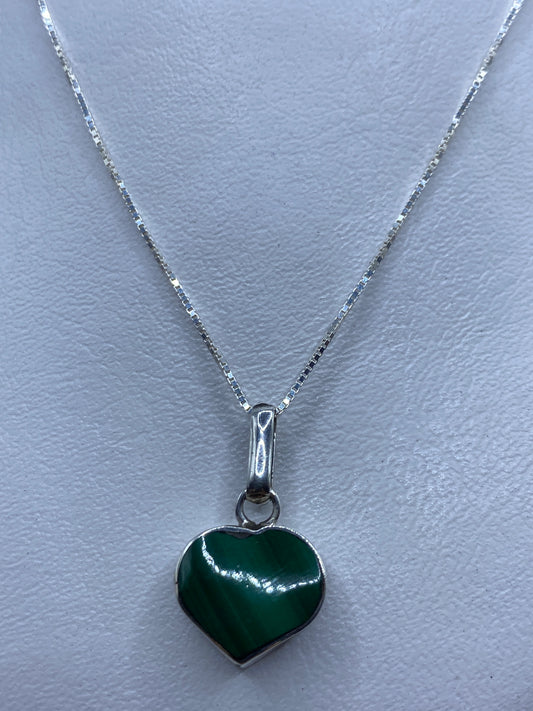 Detalle de la malaquita verde con vetas naturales en engaste de plata .950