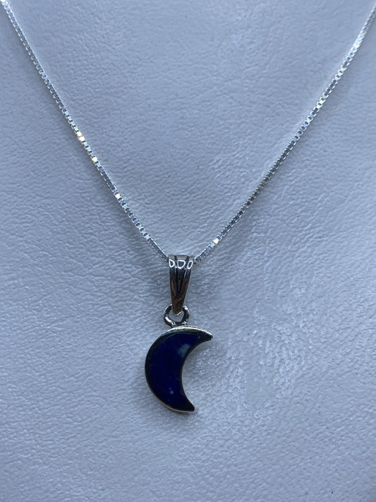 Dije de plata .925 con forma de luna creciente y piedra azul incrustada