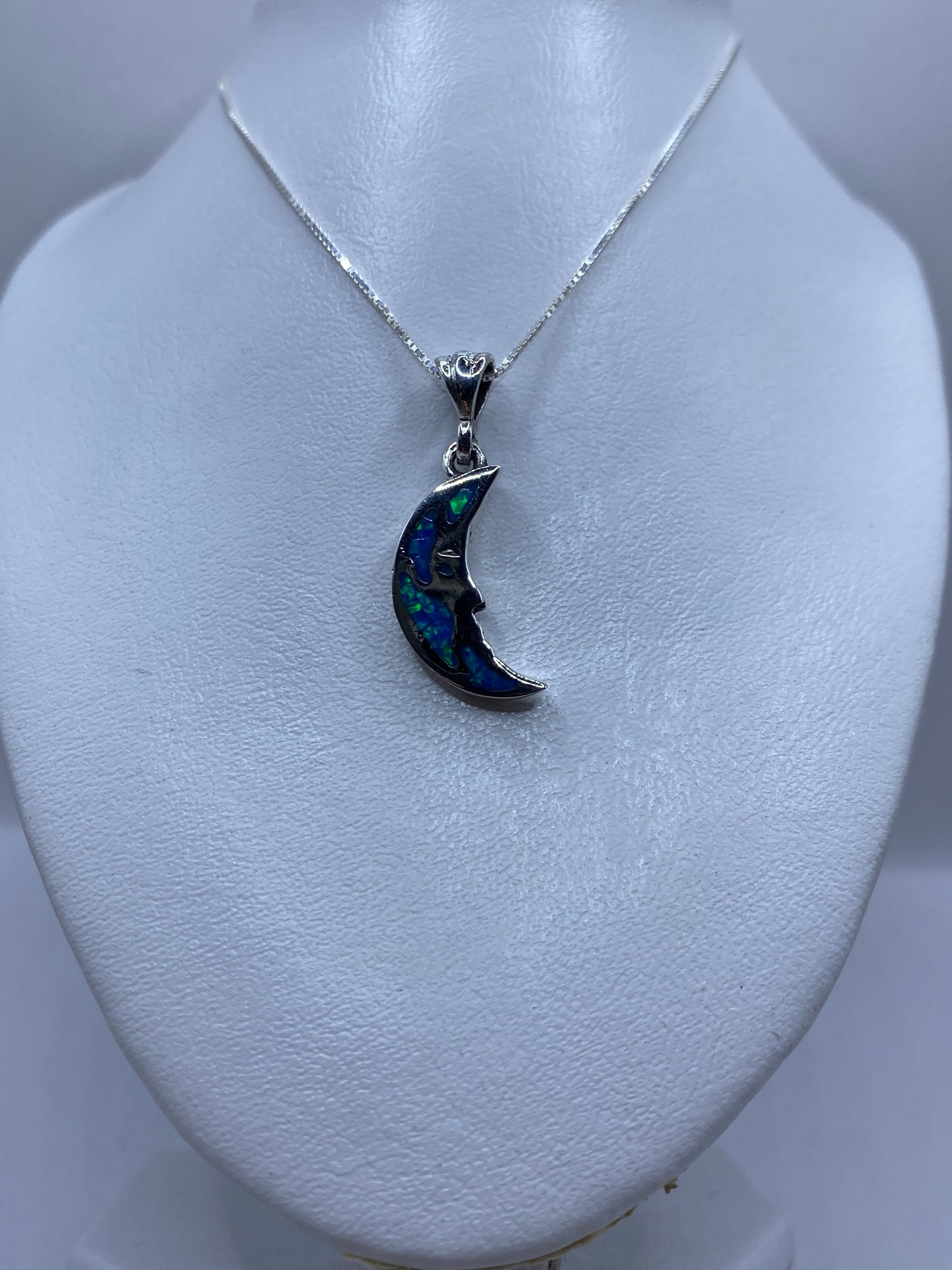 Detalle cercano de la piedra ópalo con vetas de color azul y verde
