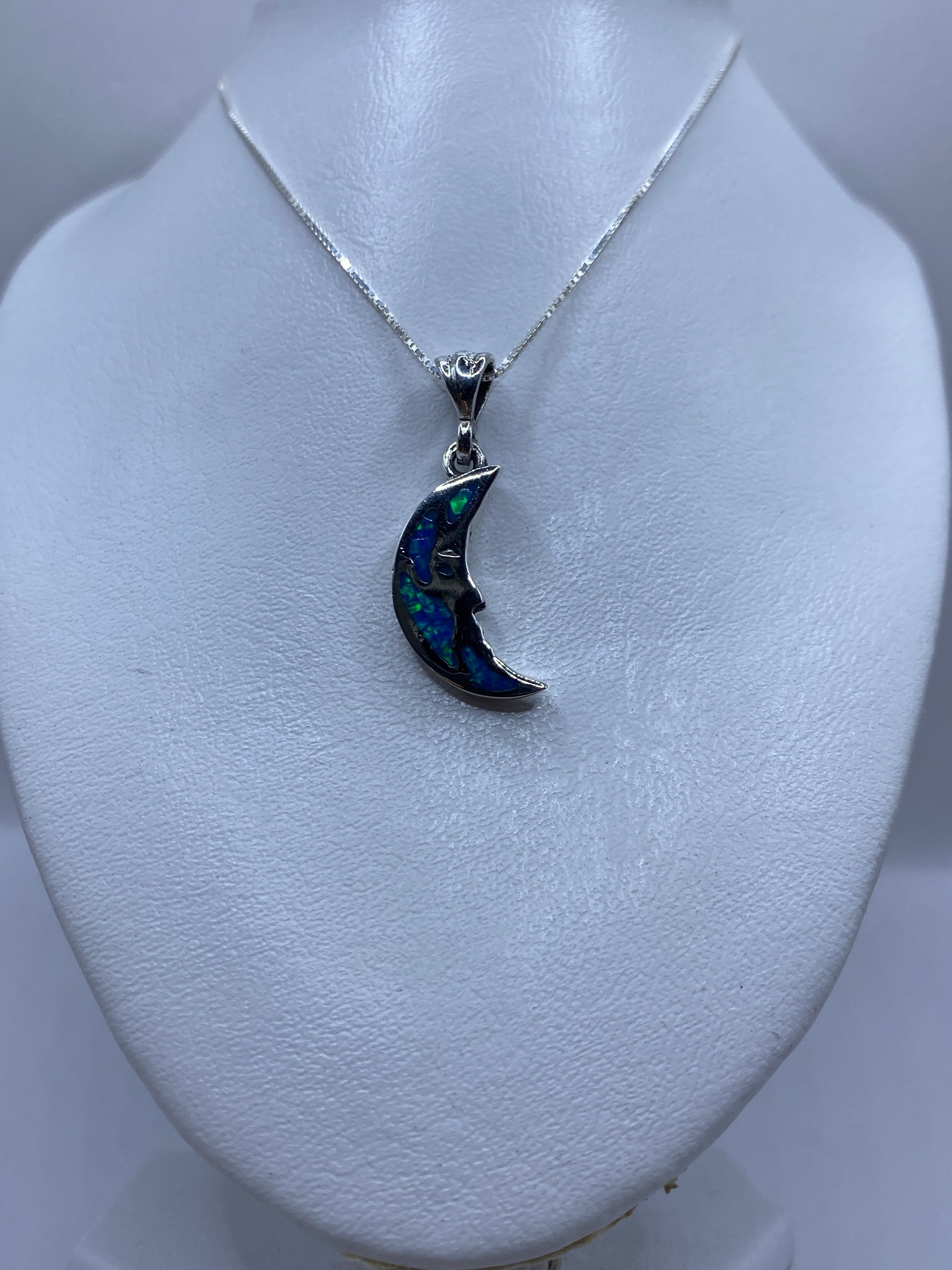 Detalle cercano de la piedra ópalo con vetas de color azul y verde