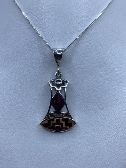 Dije de plata .950 con Ópalo de Fuego multicolor en forma de campana étnica, colgado en cadena de plata