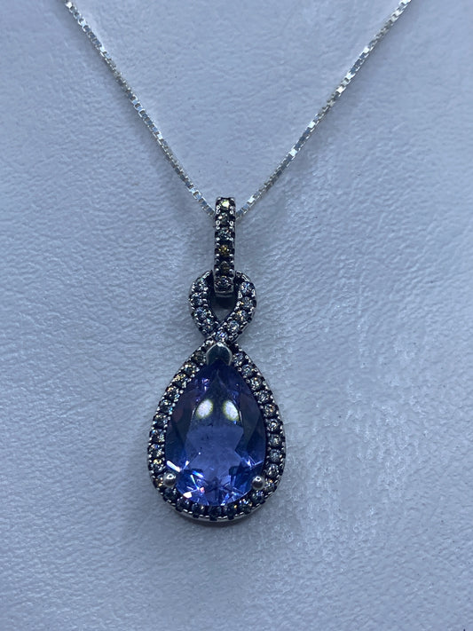 Dije de plata .925 con circonia lavanda sobre cadena delgada, colgando sobre fondo blanco