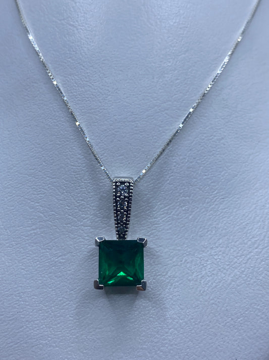 Dije de plata con circonia verde en forma cuadrada, engastado en marco de plata .925