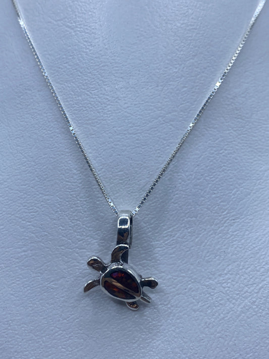 Dije tortuga en plata .925 con ópalo de fuego multicolor sobre cadena de plata fina