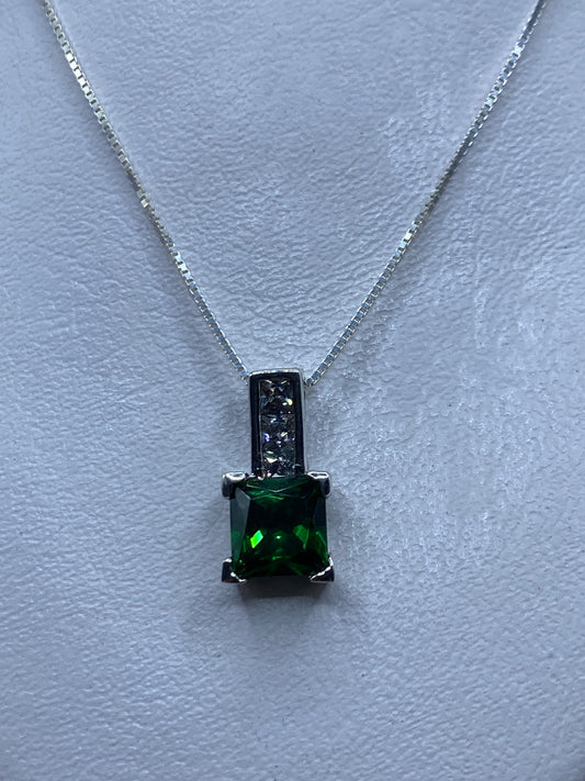 Dije de plata .925 con circonia verde brillante en collar de plata
