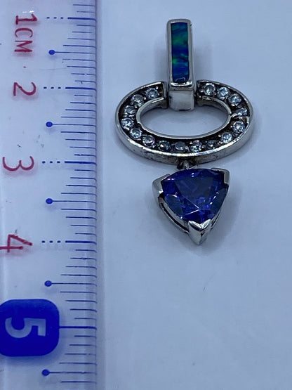 Hallmark .925 visible en el reverso del engaste de plata del dije