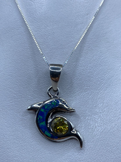 Dije de delfín en plata .950 con ópalo de fuego azul, colgante sobre cadena de eslabones