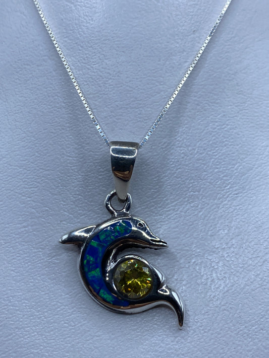 Dije de delfín en plata .950 con ópalo de fuego azul, colgante sobre cadena de eslabones