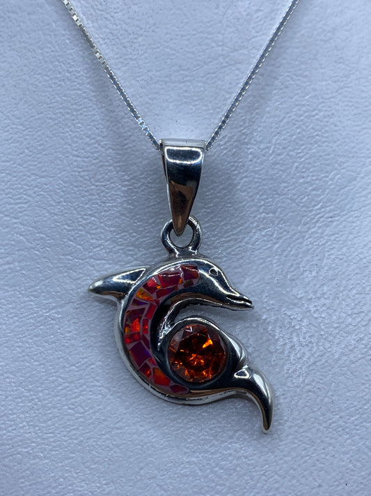 Dije de plata .925 con opalo de fuego rosa en forma de delfin engastado a mano