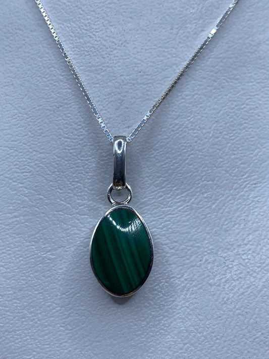 Detalle de la malaquita verde con vetas naturales engastada en plata