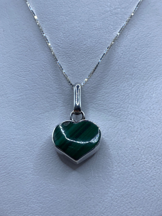 Malaquita verde con vetas naturales engastada en plata pura, vista frontal