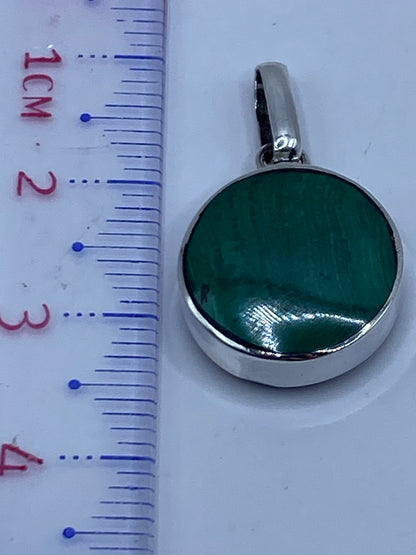 Medida del dije con regla en centímetros — 3.3 cm de largo