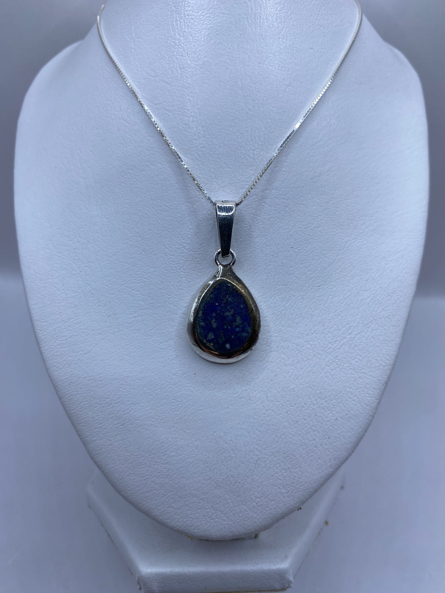 Detalle de la piedra azul engastada a mano en la plata